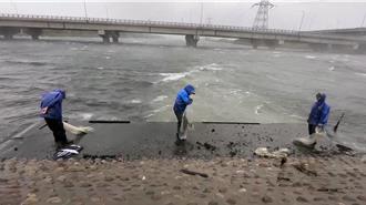 直擊》阿北太勇！頂康芮強風大浪出海捕魚