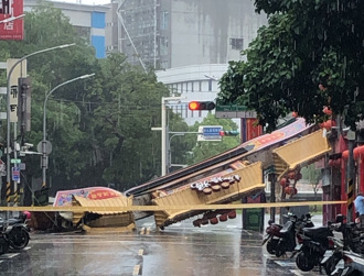 驚悚影片曝光！板橋慈惠宮廟牌樓「瞬間應聲倒塌」 車輛險遭殃