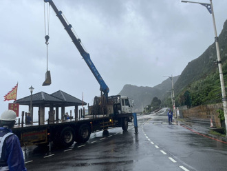 強颱康芮來襲！ 基隆湖海路易落石緊急封閉