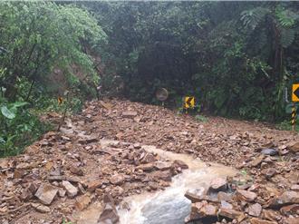 不敌康芮瑞芳急封北42线道 山壁大片土石崩落淹马路 
