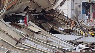 康芮登陸強風襲擊新竹！ 遊藝場「裝潢外皮」倒塌4車遭埋