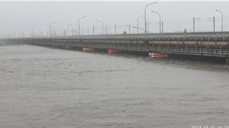 康芮風雨減弱！蘭陽大橋暫不封了