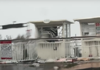 影》强颱康芮来势汹汹 清境天空步道售票亭惨况曝光