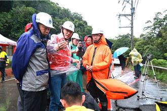 康芮袭基隆爆灾情  七堵民宅地基下陷  谢国梁急勘灾