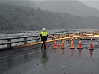 南橫公路台20線99K路基掏空     警呼籲民眾勿強行通過