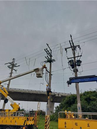 台中累計7.4萬戶停電 晚間9時山區仍有3917戶未復電