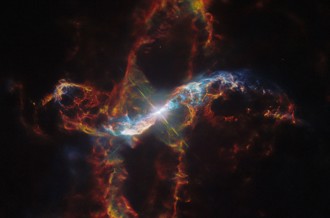 哈伯揭秘宝瓶座R 每44年上演「偷咬一口」奇观