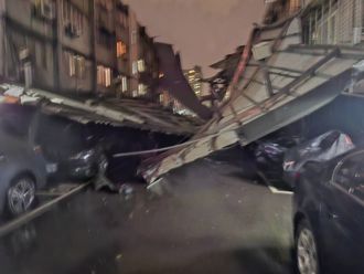 康芮袭台  王鸿薇爆选区灾情：松山医院宿舍屋顶倒塌砸车