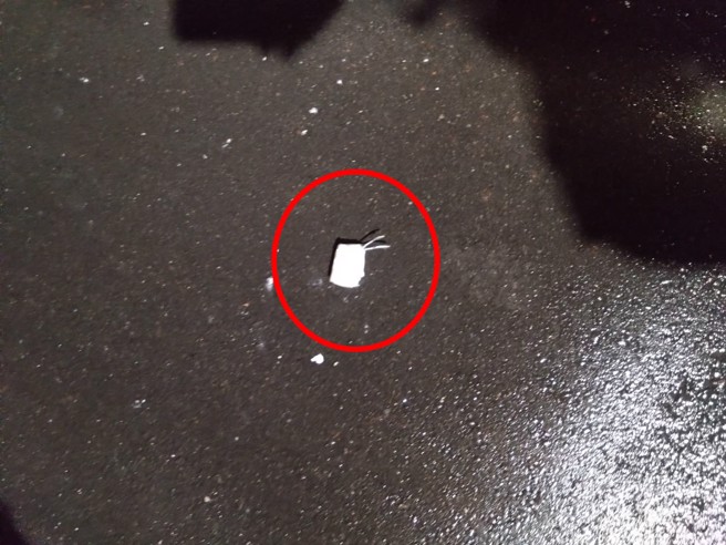 新庄永安街现场地上遗留一个疑似爆裂物的残骸。（翻摄画面）