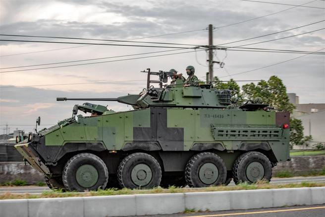 333旅联兵3营的CM34装步战斗车亦从街道内呼啸而出，协力发起反击。（记者简廷哲摄）