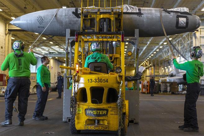  「福特号」舰上官兵悉心搬运战机副油箱，熟悉作战任务中的各项流程和动作，确保舰载机发挥战力。（取自DVIDS网站）