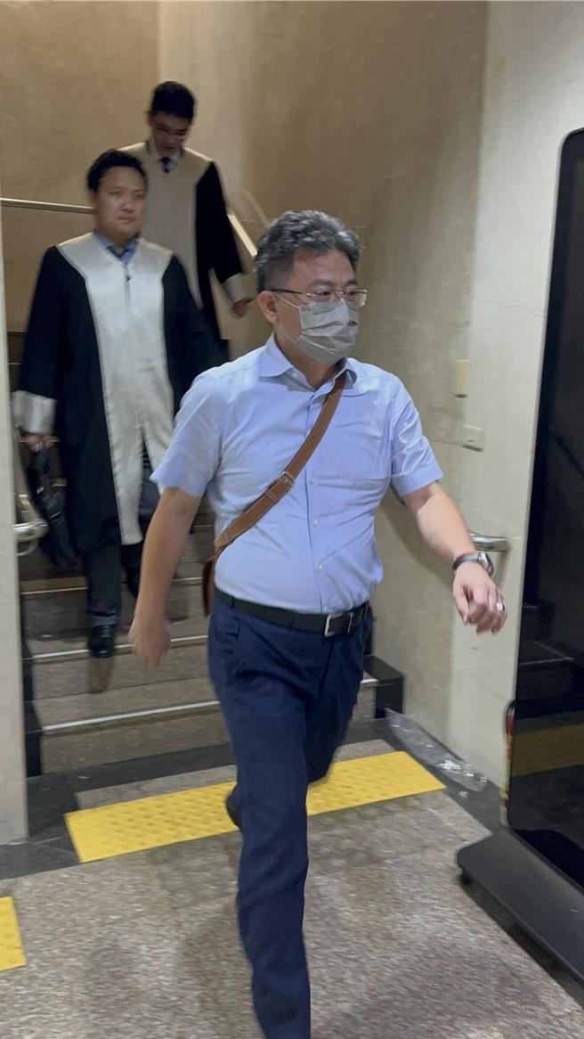 检察官讯后依违反证交法内线交易罪，命黄男以100万元交保并限制住居及出境出海。（赖佩璇摄）