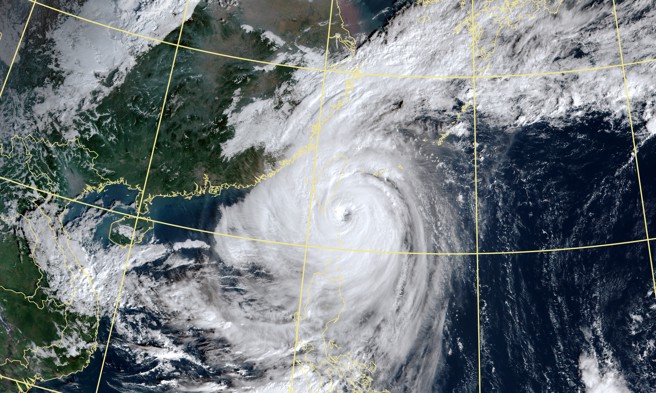 气象粉专表示，康芮核心正在进入东部陆地，风雨猛烈增强中。（中央气象署提供）