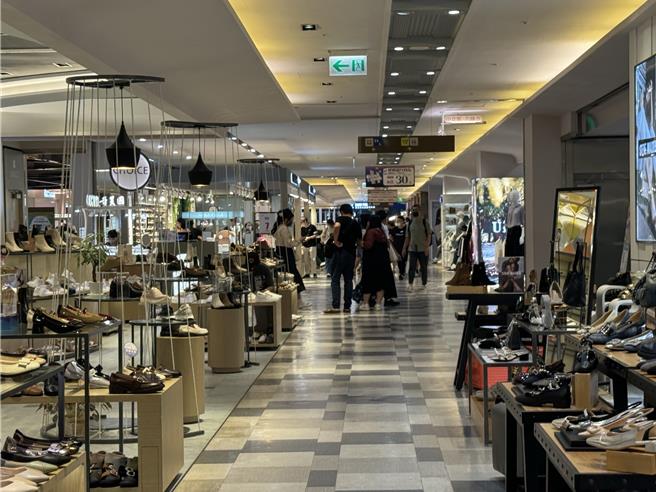 康芮颱风来袭，台南今天停班停课，各大百货公司一早也陆续宣布31日暂停营业1天。（曹婷婷摄）