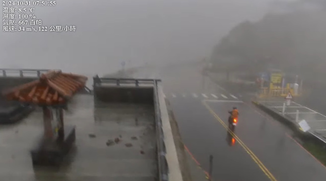 上午7点51分左右，合欢山武岭亭镜头君拍到一名机车骑士身影，引起讨论。（图／翻摄自台湾即时影像监视器YouTube直播）