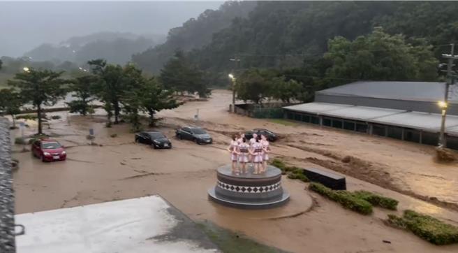 強颱康芮直撲台灣東部，花蓮持續狂風暴雨，卓溪鄉公所前今天上午出現泥流滾滾的「黃河」。（翻攝畫面／羅亦晽花蓮傳真）