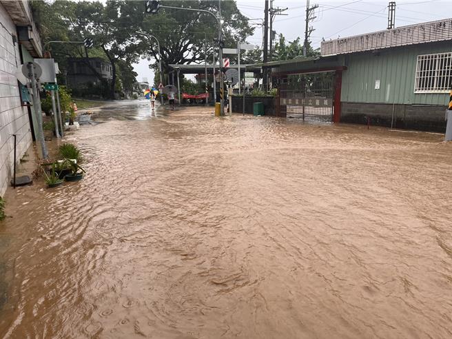 強颱康芮直撲台灣東部，花蓮持續狂風暴雨，萬榮鄉紅葉村發生積水情形，且水深及腳踝。（萬榮鄉公所提供／羅亦晽花蓮傳真）