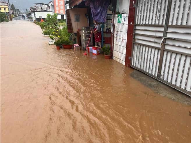 強颱康芮直撲台灣東部，花蓮持續狂風暴雨，萬榮鄉紅葉村發生積水情形，且水深及腳踝。（萬榮鄉公所提供／羅亦晽花蓮傳真）