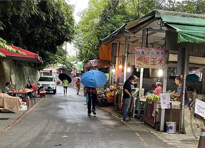 台中大坑登山步道10月31日清晨仍见零星登山人潮，9号步道入口处市集仍有几摊营业。（民眾提供）