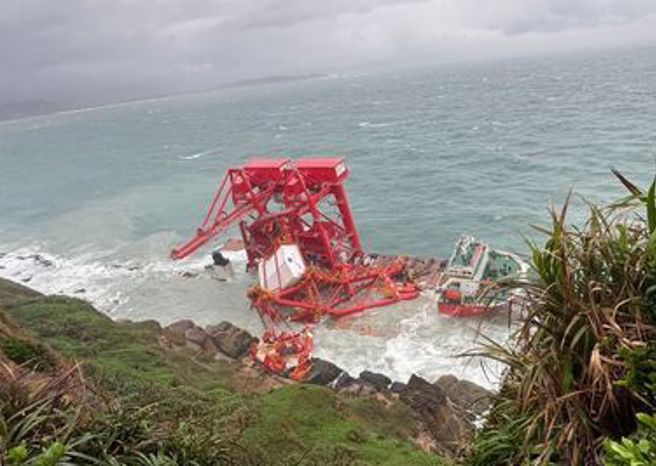 陸貨輪2巨型起重機掉落，船體半沉恐斷裂漏油。(民眾提供)