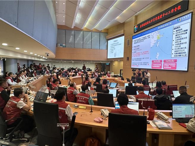 强烈颱风康芮直扑台湾，新北市侯友宜今（31）日上午主持灾害应变中心工作会报。（高钧麟摄）