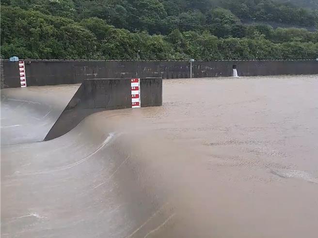 康芮强颱直扑台湾，未登陆就带来惊人雨量，员山子分洪道今（31）日凌晨1时许便已达警戒水位62.5公尺、并于今天上午7时启动分洪。（第十河川分署提供）