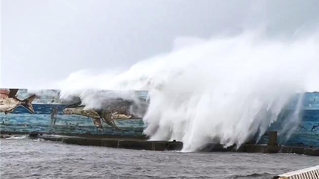 台東市富岡漁港掀10米巨浪越過堤防。（蕭嘉蕙攝）