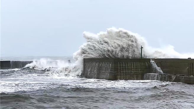 台東市富岡漁港港嘴遭浪襲，浪花滔天。（蕭嘉蕙攝）