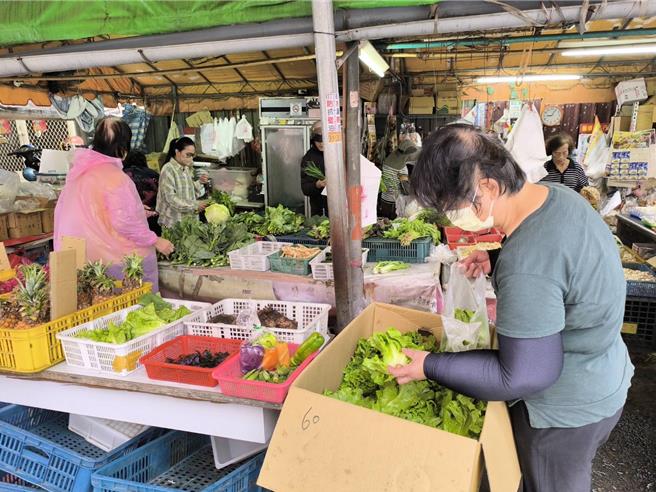 婆婆媽媽搶買菜。（李京昇攝）