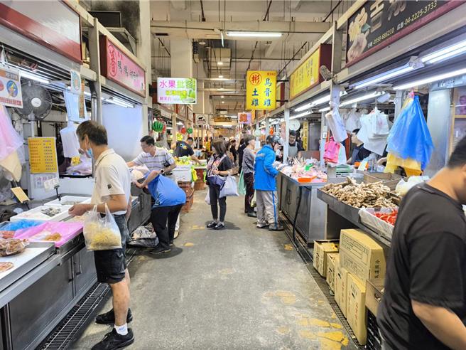 東區建國市場湧現人潮。（李京昇攝）