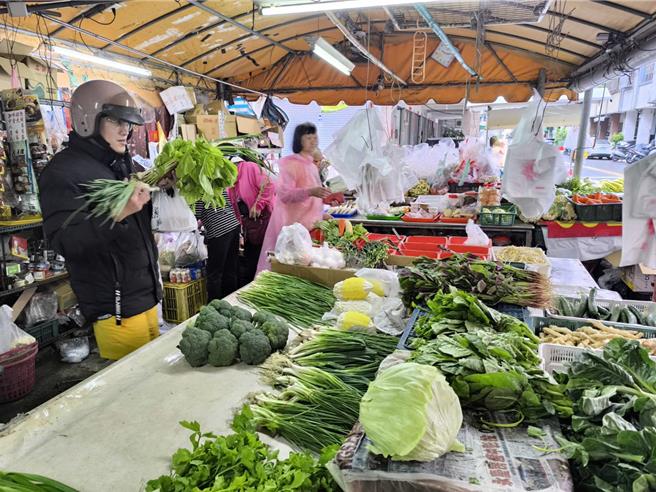 民眾買菜嘆「菜都要比肉還貴」。（李京昇攝）