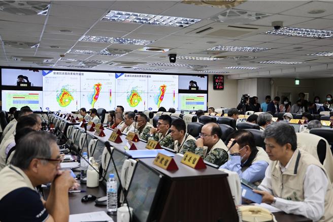 台南市災害應變中心上午8時第2次工作會報，市長黃偉哲要求各單位繃緊神經、隨時應對災情。（台南市政府提供／曹婷婷台南傳真）