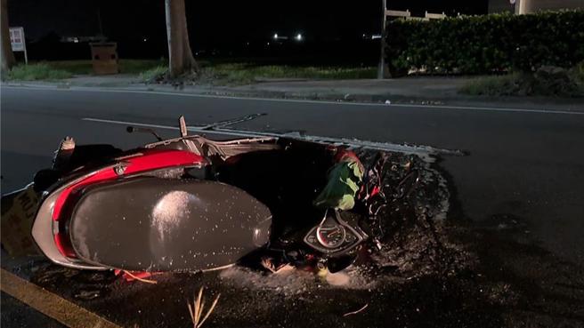 機車落地瞬間起火燃燒，附近工廠業者及民眾上前滅火，機車半毀。（讀者提供／蕭嘉蕙台東傳真）