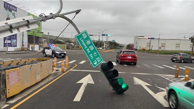 台中海線風力強，號誌燈桿遭吹斷。（民眾提供／李京昇台中傳真）