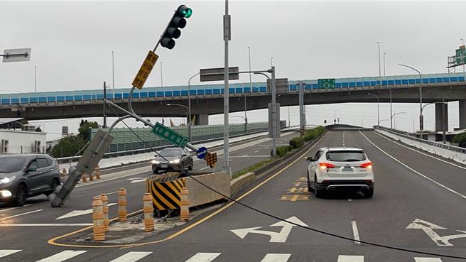 號誌燈桿嚴重傾斜。（民眾提供／李京昇台中傳真）