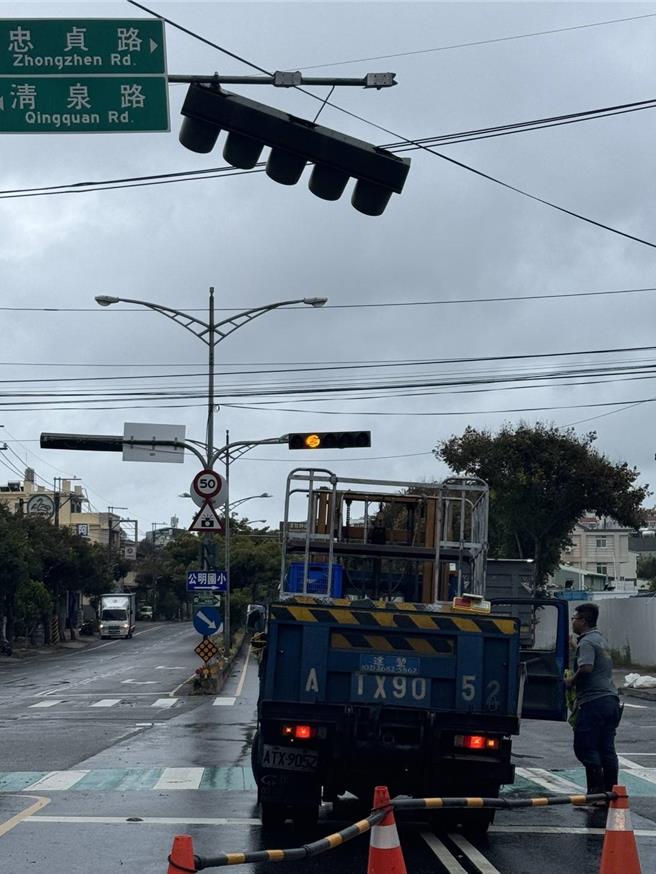 號誌燈桿不敵強風。（民眾提供／李京昇台中傳真）