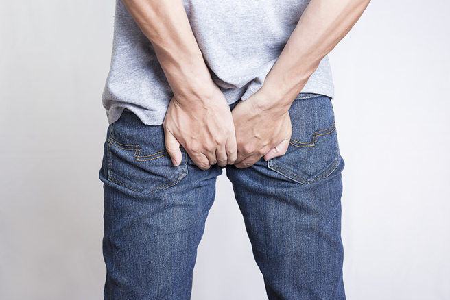 男子拿高壓氣管插入同事屁股惡作劇，導致對方肛腸破裂，重傷倒地。（示意圖：Shutterstock／達志）