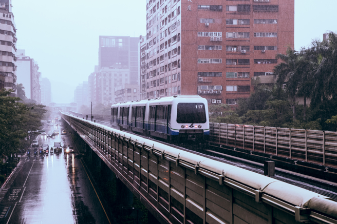 台北捷运文湖线、淡水信义高架平面路段因风速已达停驶标准，于11:00停止营运。（示意图，shutterstock／达志）