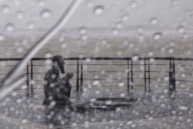 强烈颱风康芮来势汹汹，31日全台22县市宣布停班停课，淡水河边风雨逐渐增强。（邓博仁摄）