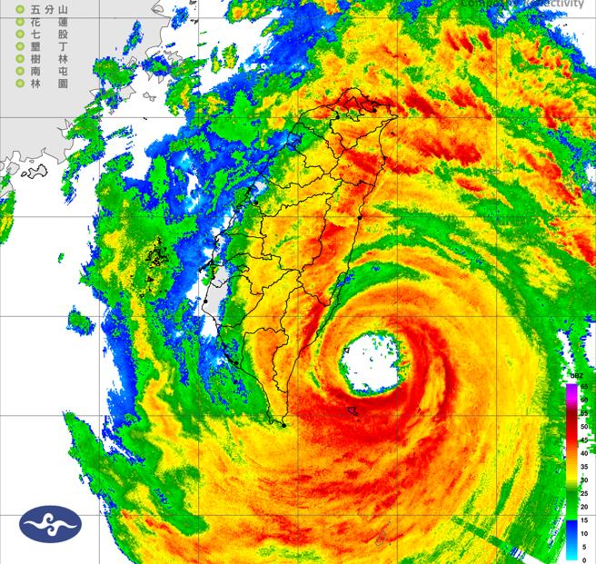 粉專「台南式 Tainan Style」指出，康芮颱風眼比整個台南還要大。（翻攝自氣象署）