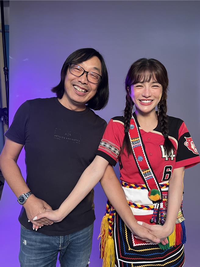 林岱萦（右）换上阿美族服装与黄天仁合影。（黄天仁摄影工作室提供）