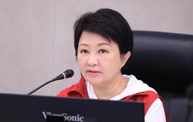 明天是否继续放台中假？台中市长卢秀燕说，目前看起来明天是有机会放颱风假的，但实际决策仍要看晚上最新资料。（林欣仪摄）