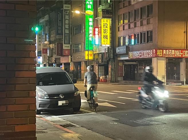 愈来愈多人使用电动辅助自行车代步，但骑士不清楚要看车道还是人行道的交通号志，常是看哪边绿灯就骑哪边，且因没有车牌可检举，也有民眾存侥幸心态做违规行为。（刘彦宜摄）