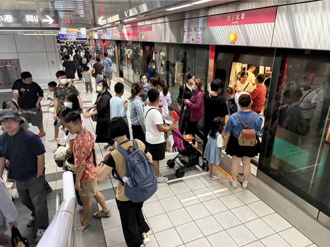 受到颱风康芮影响，高雄轻轨、公车31日中午12时过后将停驶，捷运则是拉长班距。（纪爰摄）