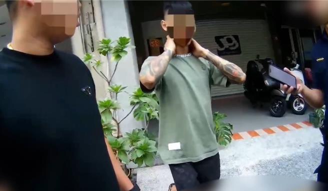 吴姓男子与友人在路边聊天，因为友人车辆违停引起警方注意上前盘查。（翻摄画面／纪爰高雄传真）