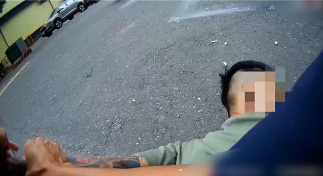 吴姓男子身背4条通缉，见到警察心虚立刻拔腿狂奔，被警方压制在地。（翻摄画面／纪爰高雄传真）