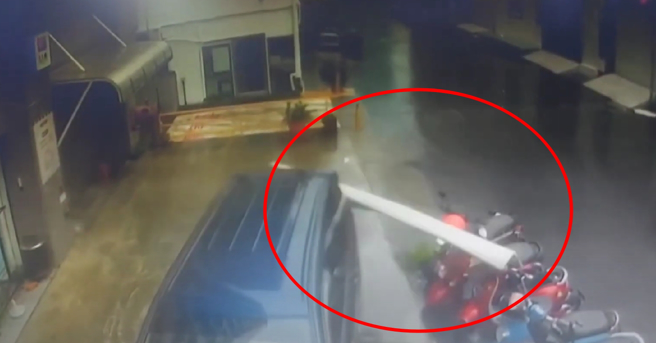 台东市社区大楼顶楼住户的铁皮遮阳棚被强风吹落，砸中一整排机车。（民眾提供／萧嘉蕙台东传真）