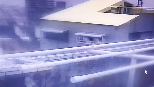 台东市社区大楼顶楼住户的铁皮遮阳棚呈现摇摇欲坠状态，下一秒即被强风吹落。（民眾提供／萧嘉蕙台东传真）