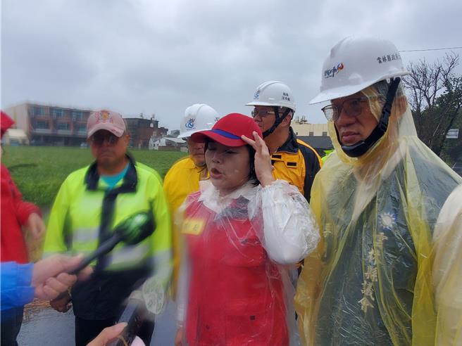 云林县长张丽善（中）今天早上到崙背乡勘灾及会勘，从照片可见康芮颱风的风速很强。（周丽兰摄）