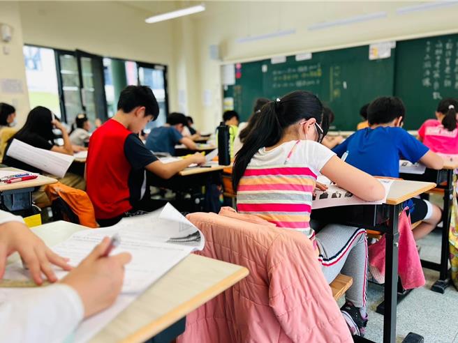 考量康芮颱風導致停班停課，學習進度受影響較大，新竹市政府教育處授權各校可彈性調整段考範圍和時程。（新竹市政府提供／陳育賢新竹傳真）